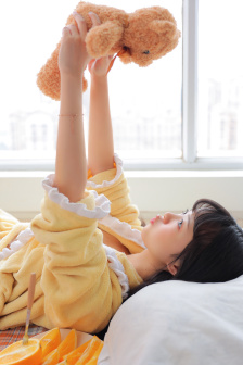 翁公含着她的乳